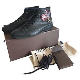 Louis Vuitton Sneakers Alte in Pelle Nera con Patch Nero