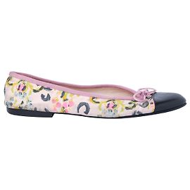 Sapatilhas Chanel de bico contrastante em lona multicolorida e couro envernizado Outro