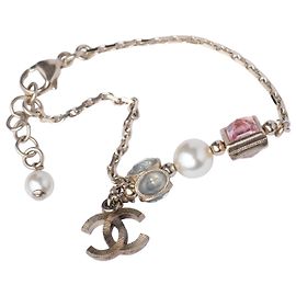 Chanel Perlenarmband in Mehrfarben mit CC-Logo-Anhänger Andere