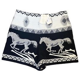 Shorts Maje Jacquard Motivos de Cavalos Western Preto Branco