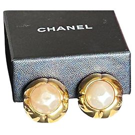 Brincos Chanel Vintage CC Logo e Pérolas Branco Dourado