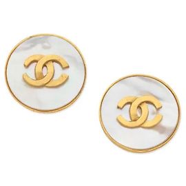 Chanel CC Perlmutt-Ohrringe Weiß Golden