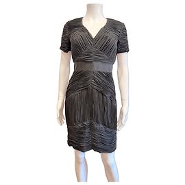 Burberry Schwarzes gerafftes Kleid mit Satin-Gürtel Schwarz
