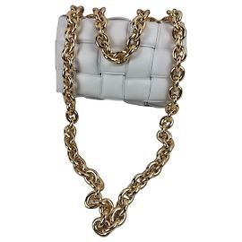 Bolsa de ombro Bottega Veneta Cassette em couro trançado com corrente dourada Branco