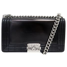 BOLSA CHANEL BOY MEDIUM EM COURO LACADO PRETO ALÇA Preto