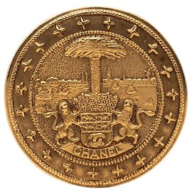 Spilla rotonda Chanel placcata oro D'oro