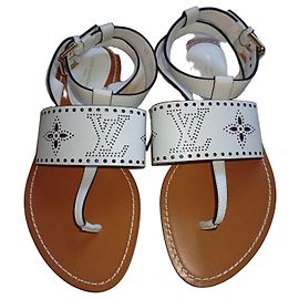 Sandali piatti Louis Vuitton in pelle bianca con monogramma traforato Marrone Bianco