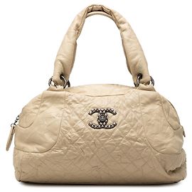 Bolsa bowling Coco Rider em couro de vitelo envelhecido matelassê CC bege Chanel Bege