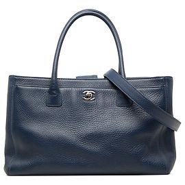 Tote Executive Cerf in pelle di vitello blu Chanel Medium Blu Blu navy