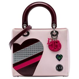 Lady Dior en cuir de veau verni rose, taille Medium, avec cœur brodé pour la Saint-Valentin Rose
