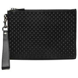 Clutch Gucci em couro de bezerro preto com tachas Preto