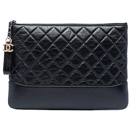 Pochette Chanel Gabrielle O Case en cuir de veau vieilli matelassé noir Medium Noir