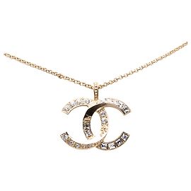 Colar com pingente Chanel Gold CC banhado a ouro e strass Dourado