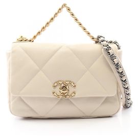 Bolsa de couro de cordeiro matelassé Chanel 19 Dixneuf Cru