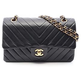 Bolsa de ombro de dupla aba em chevron V-stitch da Chanel Preto
