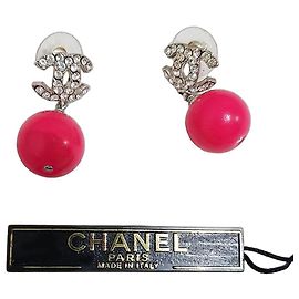 Brincos Chanel logo CC com esfera de resina rosa Rosa Hardware prateado
