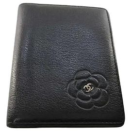 Tarjetero Chanel Camellia de piel de cordero con camelia incrustada mini Negro