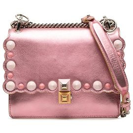 Fendi Bolsa Transversal Kan I de Couro Metálico Rosa com Bordas Festonadas, Tachas e Pérolas Rosa