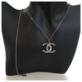 Collana con pendente Chanel Silver CC in ottone e strass Argento