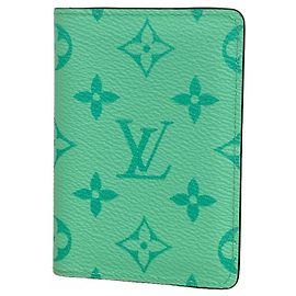 Tarjetero verde Louis Vuitton Verde