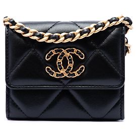 Chanel 19 Münzbeutel aus gestepptem schwarzem Lammleder mit Kette Schwarz
