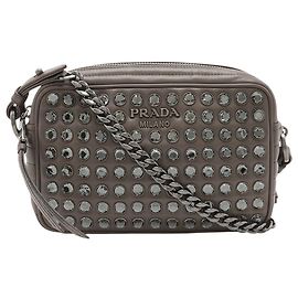 Bolsa de câmera Diagramme em couro de bezerro macio com tachas marrom Prada Marrom Taupe