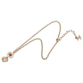 Collier pendentif Chanel Gold CC plaqué or avec fleur de fausses perles et cœur en strass Doré