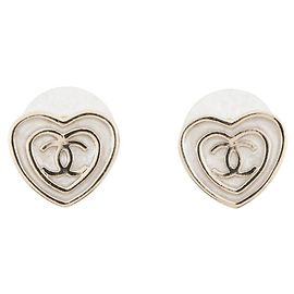 Chanel Coco Mark Metall-Herzstecker-Ohrringe Weiß