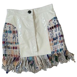 Minissaia Chanel em couro envernizado branco e tweed multicolorido Branco Multicor