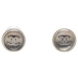 Orecchini rotondi Chanel Silver CC in resina e ottone con chiusura a perno Argento
