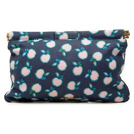 Miu Miu Flache Pouch mit Rahmen aus blauer Leinwand mit Apfelprint Blau Marineblau