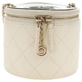 Mini Vanity Case Chanel CC com corrente em pele de cordeiro matelassê Branco