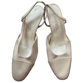 Escarpins Chanel en cuir beige Beige