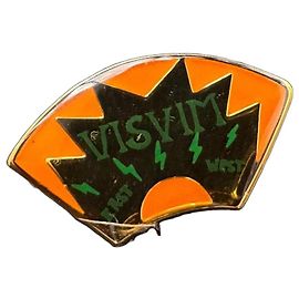 visvim Spilla Logo Broche in Ottone Nero Verde Arancione