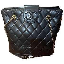 Chanel Bolsa Bucket em Couro Preto Acolchoado Preto