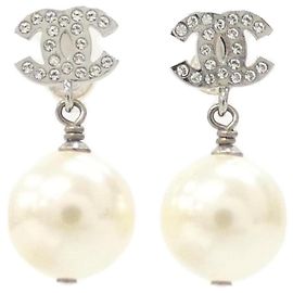 Pendientes de botón Chanel 36138 Plata y Blanco Plata Blanco