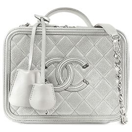 Necessaire Chanel Silver Medium Caviar CC Filigree Prata