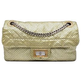 Chanel Reissue 2.55 Drill Flap em couro de vitelo perfurado dourado metálico Dourado