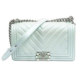 Bolsa Chanel Boy Médium com aba em couro iridescente azul claro Azul claro
