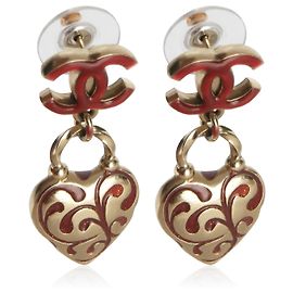 Boucles d'oreilles Chanel CC Heart en émail rouge et plaqué or 2009 Autre