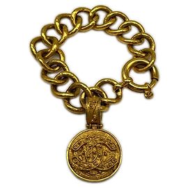 Pulsera con dije de moneda Chanel Coco Mark Dorado