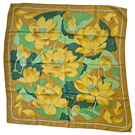 Hermès Seidentuch Fleurs de Lotus Grün Gelb