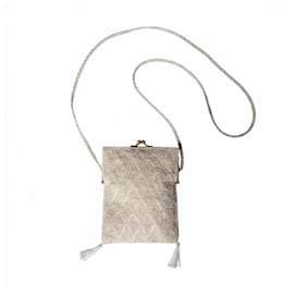 Autre Marque Olga Berg Perlen-Clutch mit Quasten Weiß