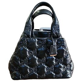 Bolsa Gucci em couro preto acolchoado com logo GG Preto