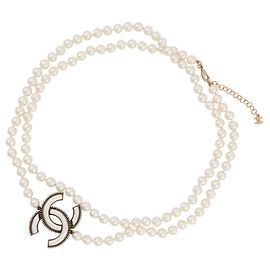 Collana Lunga Chanel con Marchio Coco e Perle Sintetiche Bianco D'oro