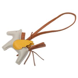 Charm per borsa Hermès Grigri Rodeo Pegase PM in agnello Milo e pelle Swift Grigio Marrone