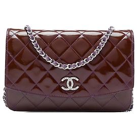 Cartera con cadena Chanel Red CC acolchada en charol Brilliant Roja Burdeos