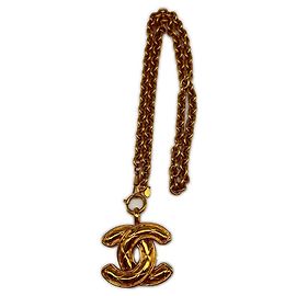 Colar com pingente Chanel Matelassé Gold Dourado