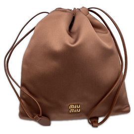 Pochette de satén con cordón de ajuste Miu Miu Castaño