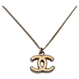 Colar Chanel Coco Mark Prata Fora de branco